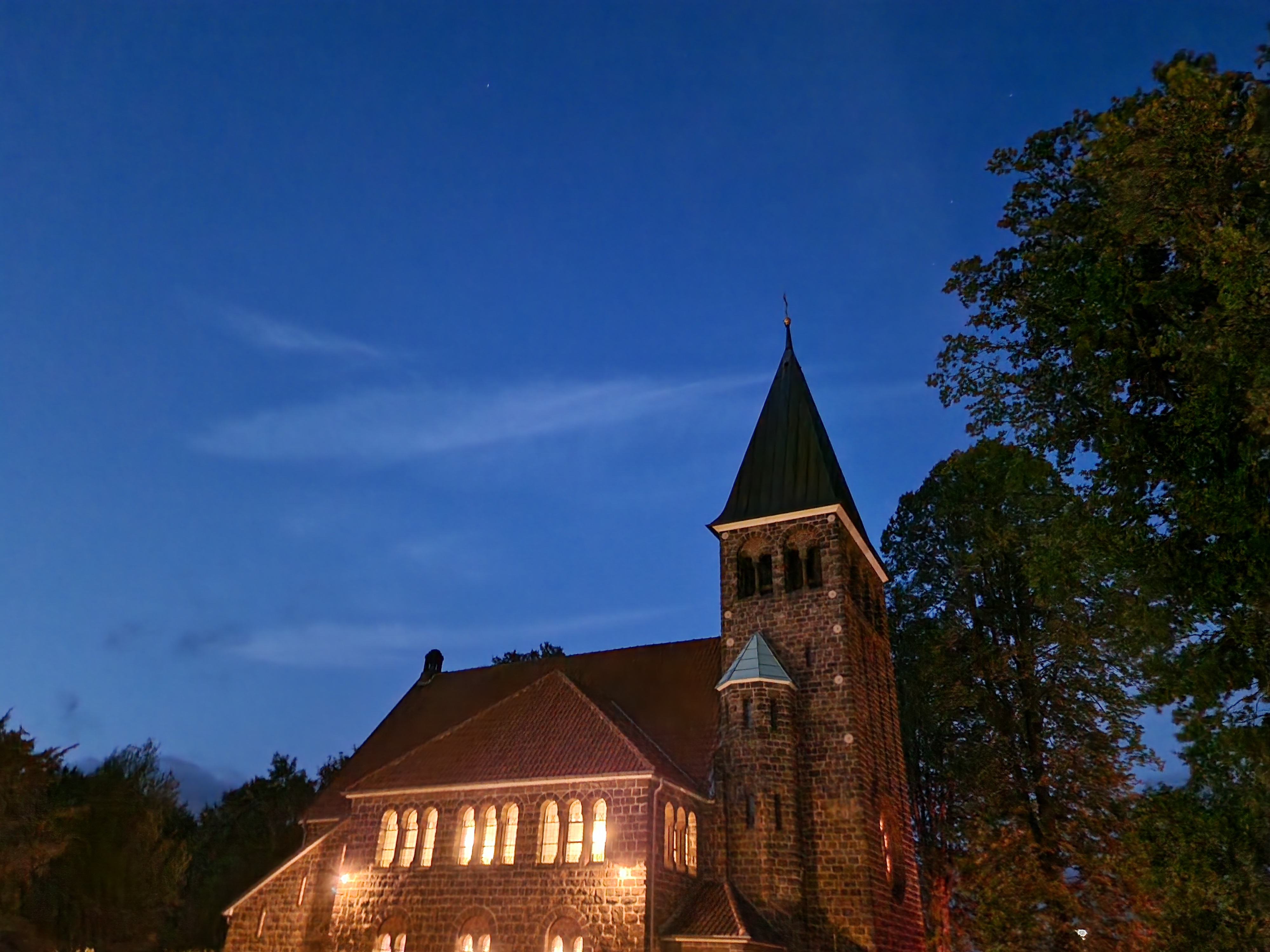 Das Bild zeigt die Kirche Hagedorn in der Abenddämmerung